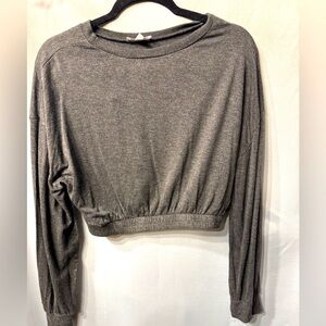 Colsie cropped long sleeve shirt gray size medium